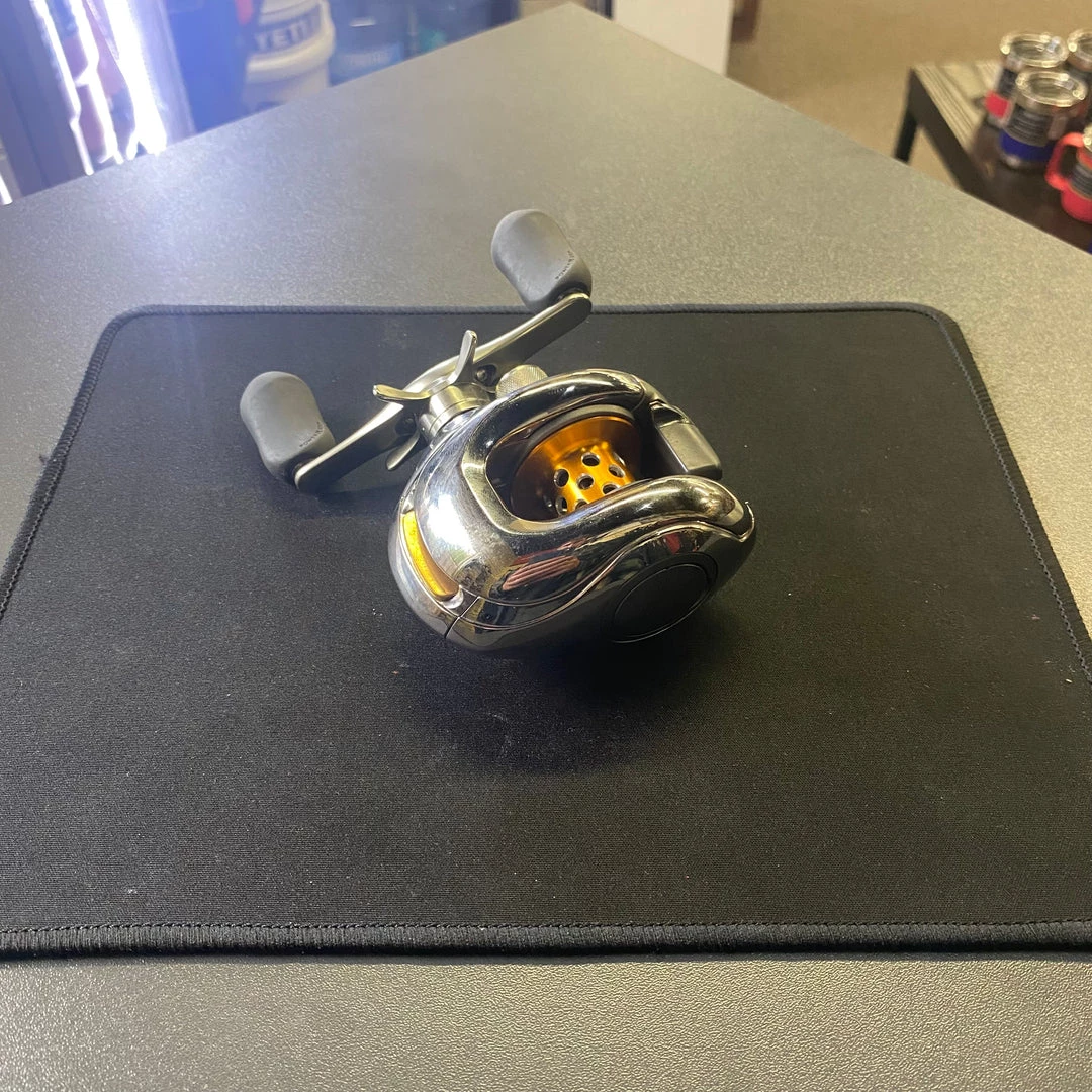 Fishin' World Used Reel - Shimano Calais CL200A 2 Fishin' World Used Reel - Shimano Calais CL200A