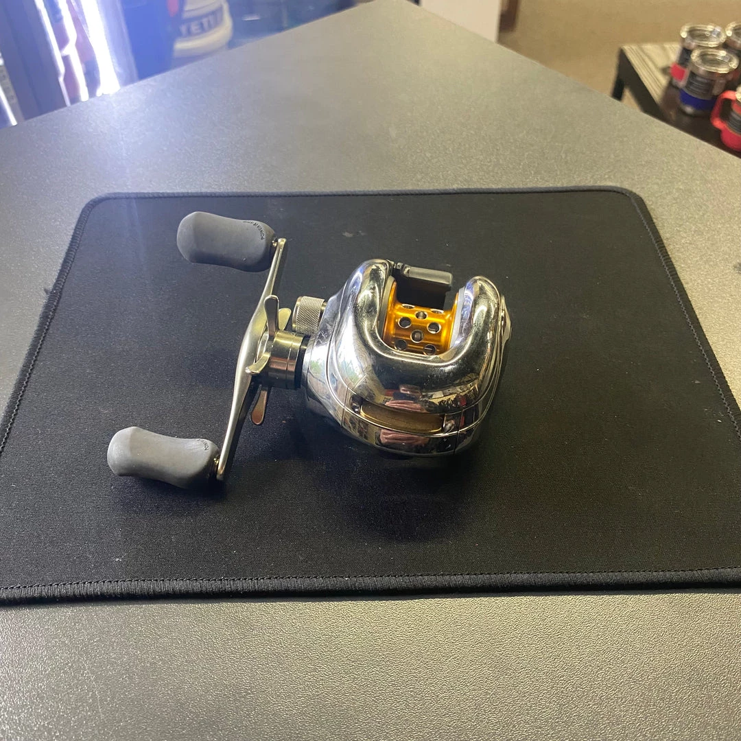 Fishin' World Used Reel - Shimano Calais CL200A 1 Fishin' World Used Reel - Shimano Calais CL200A